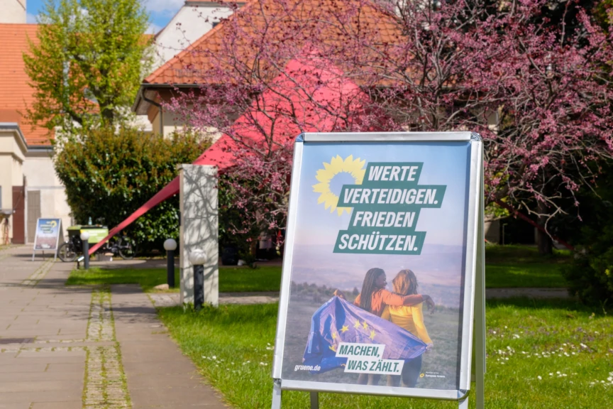 Aufsteller mit Wahlplakat zum Europawahlkampf beim MitteLab Demokratie.