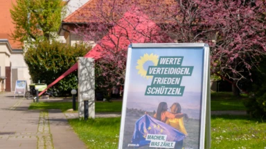 Aufsteller mit Wahlplakat zum Europawahlkampf beim MitteLab Demokratie.