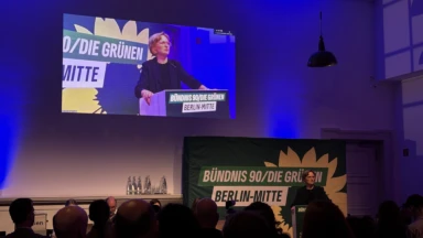 Franziska Brantner spricht vorm Kreisverband