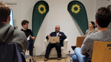 Stadtrat Christopher Schriner unterhält sich mit Lara Liese und Florian Maaß aus dem Kreisvorstand im #MitteLab zum Thema öffentlicher Raum