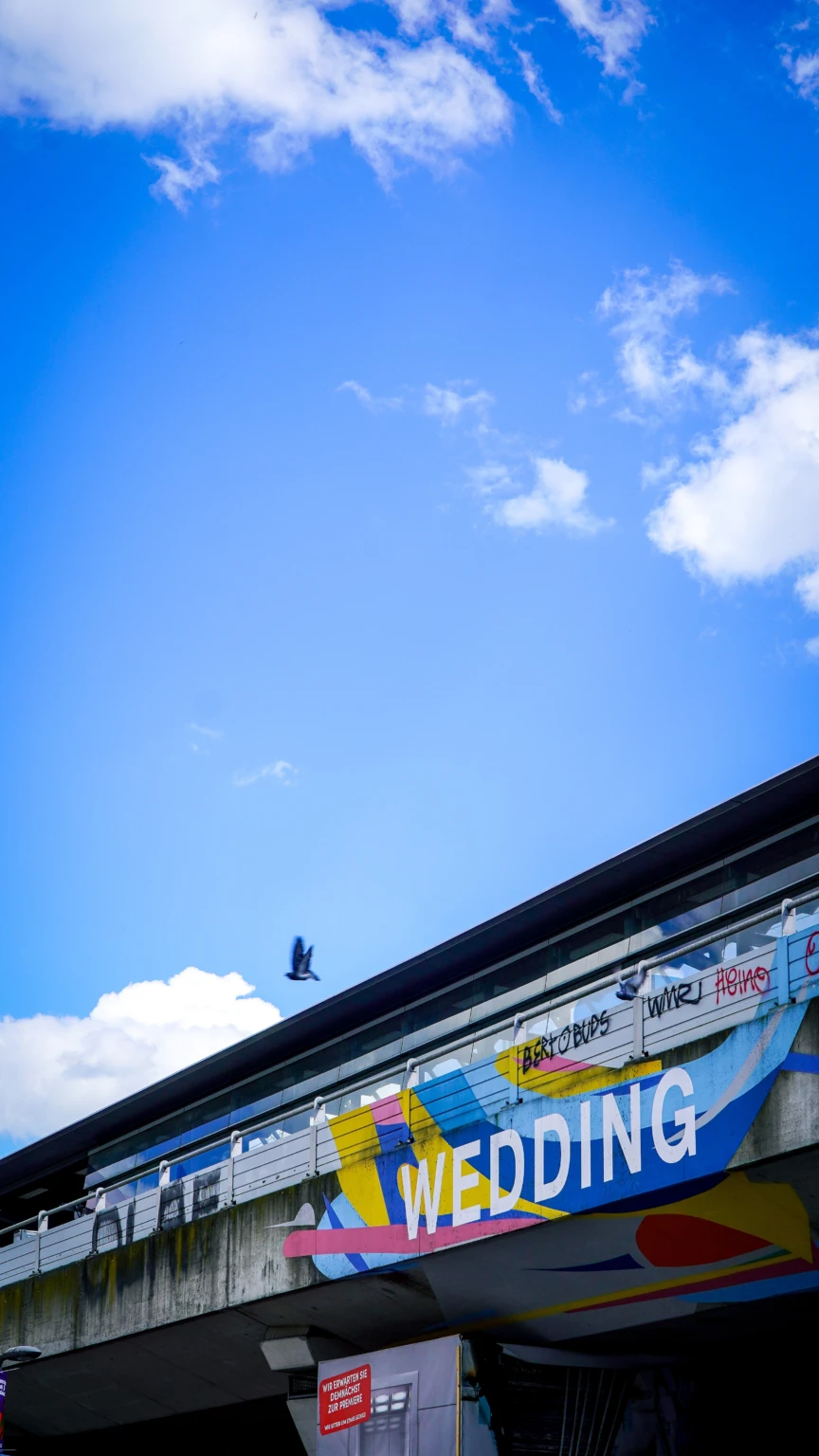 Foto einer Brücke mit der Aufschrift Wedding